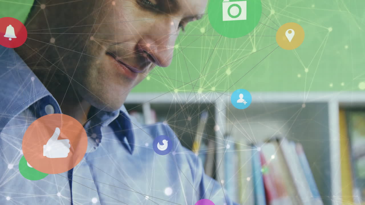 iconos de redes sociales y conexiones de red animación sobre el hombre usando teléfono inteligente