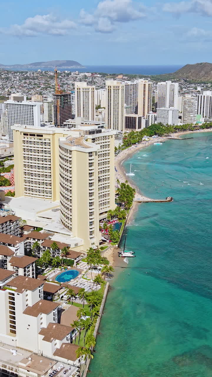 Ripresa verticale con drone di Honolulu, Hawaii, USA. Hotel e condomini sulla spiaggia di Waikiki.