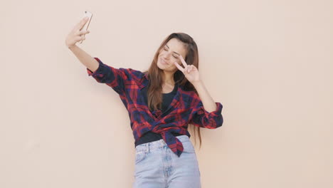 mujer tomando una selfie al aire libre