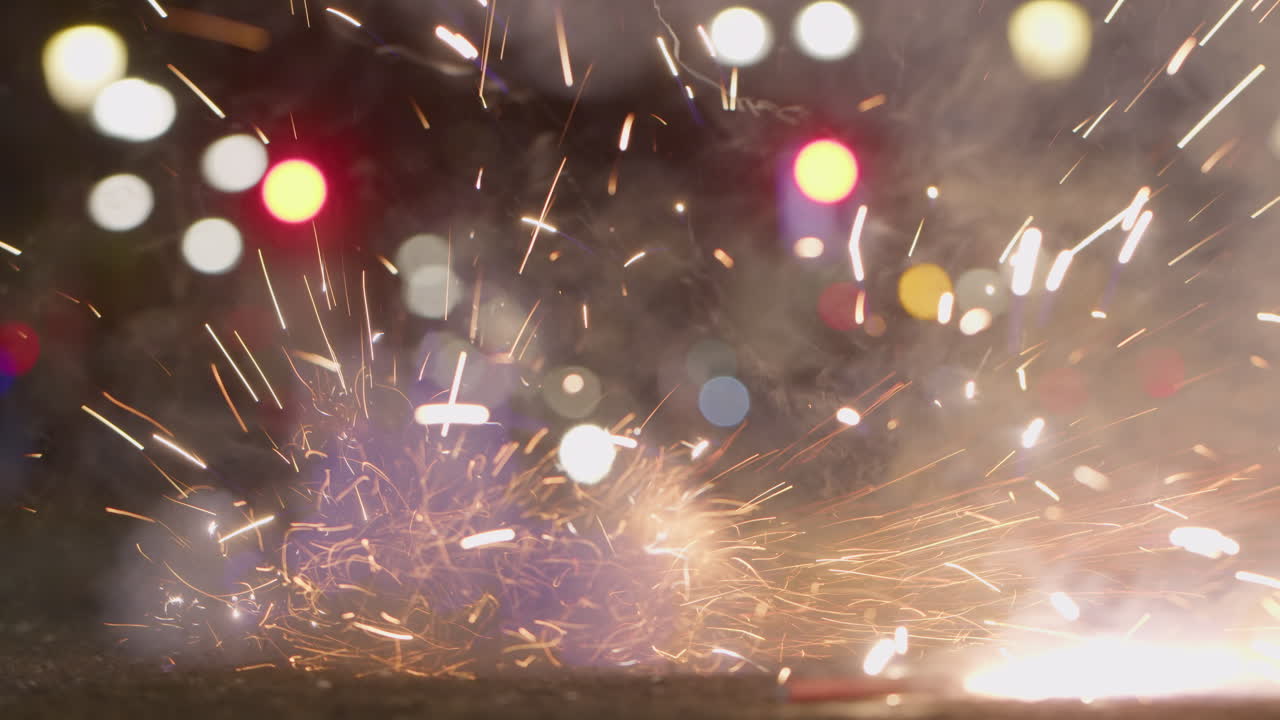 espectáculo de fuegos artificiales por la noche en la ciudad