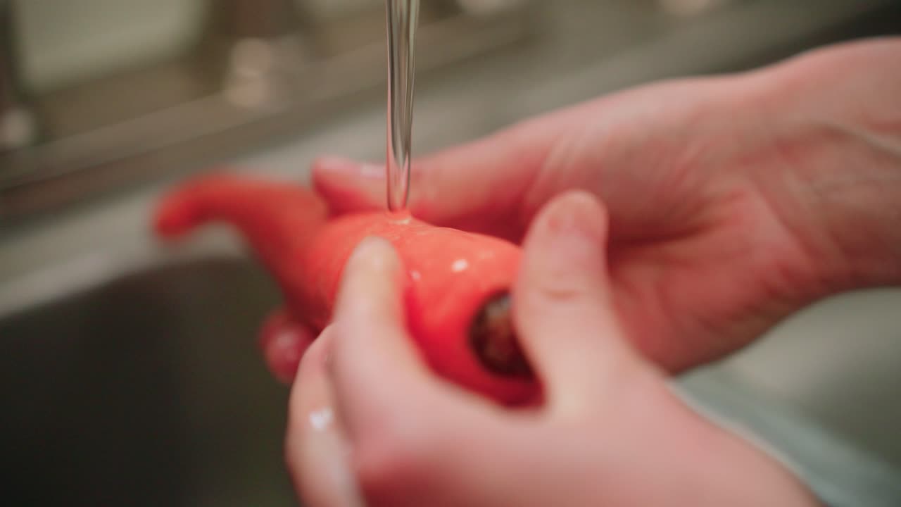 손으로 싱크대에서 당근을 는 것