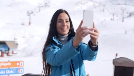 Lächelnde-Junge-Frau-Die-Ein-Winter-Selfie-Macht