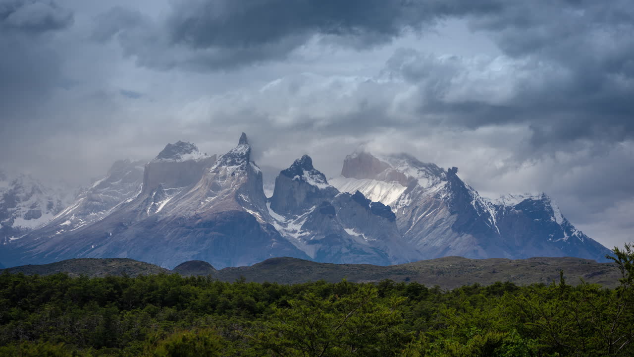 Timelapse delle Ande nel Parco Nazionale Torres del Paine, Patagonia, Cile, nuvole in movimento sulle cime
