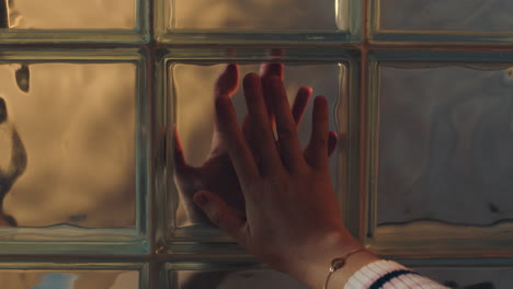 manos románticas tocando la ventana amantes separados anhelo de conexión concepto de romance