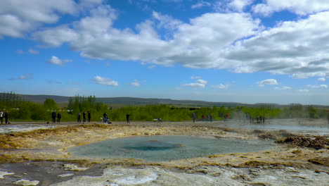 acelera las imágenes de la gran erupción del géiser, un géiser tipo fuente en el área geotérmica del suroeste de islandia llamado círculo dorado.