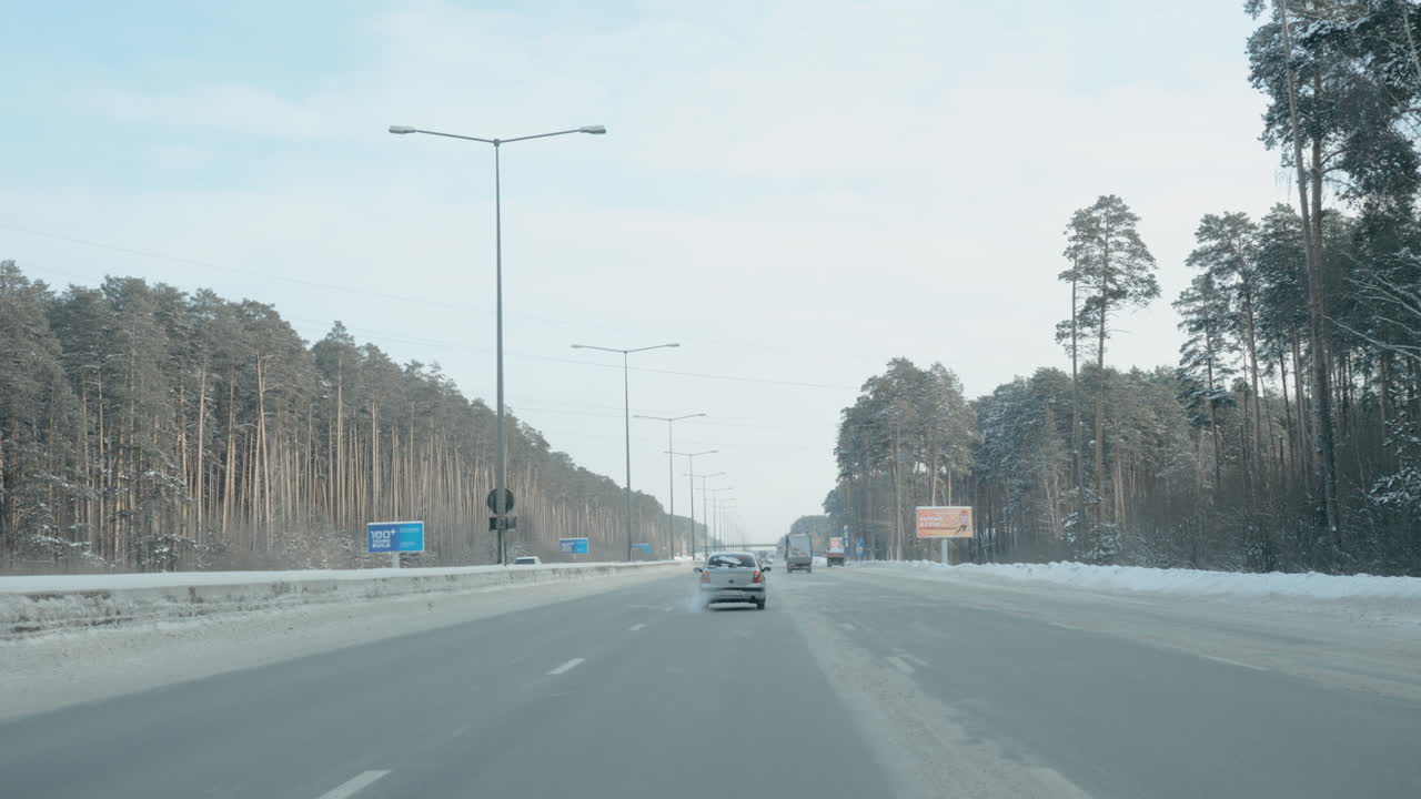 숲 을 가로지르는 눈 인 고속도로