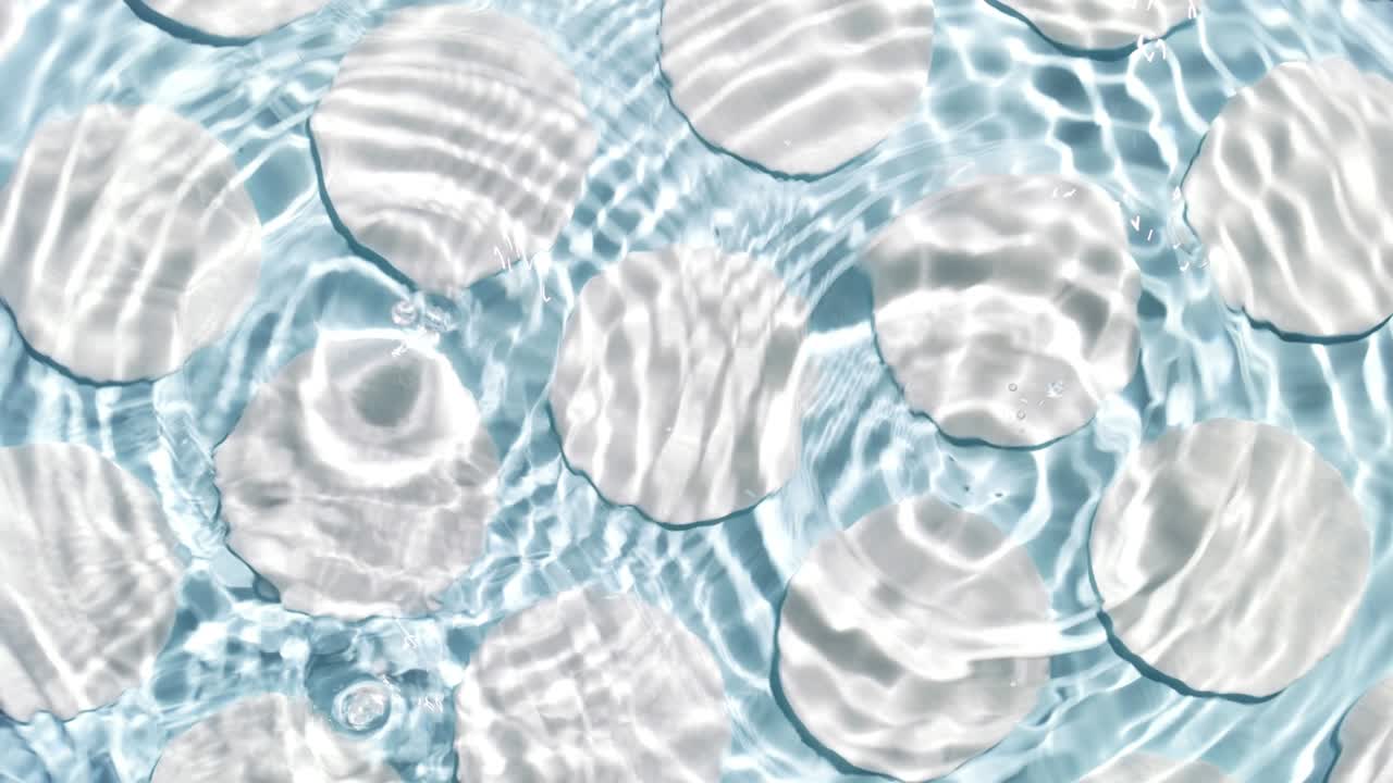 물에 떨어지는 물방울은 파란색의 면화 패드 위에 원을 만니다.