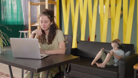 madre trabajando con el niño en casa