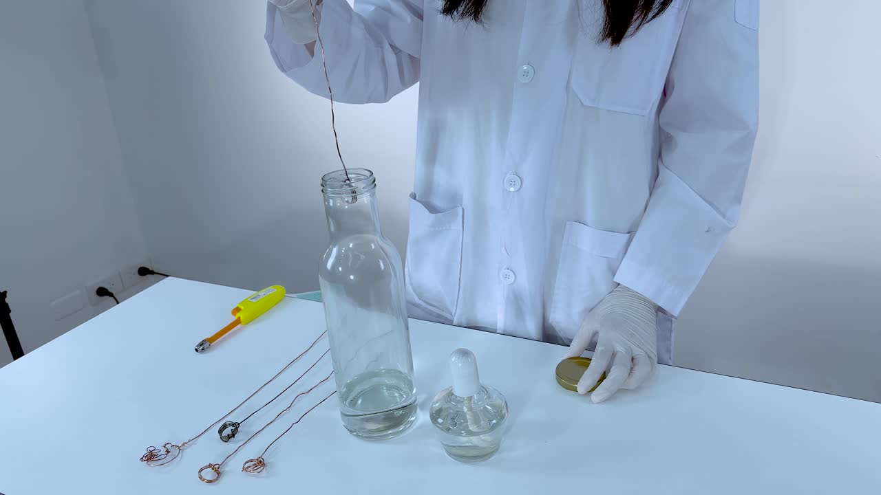 el científico lleva a cabo un experimento de reacción química brillante