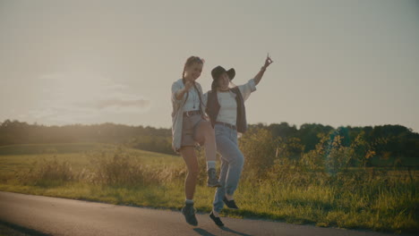 amigos juguetones bailando mientras caminan por el sendero