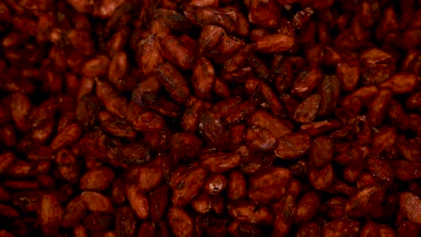 los granos de cacao tostados