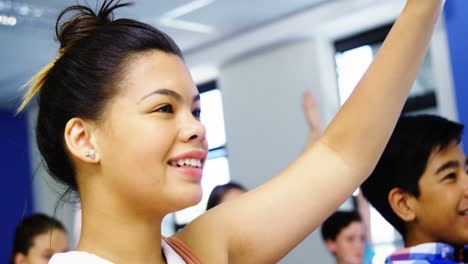 Estudiante-Levantando-La-Mano-En-El-Aula