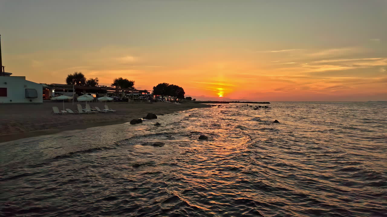 puesta de sol sobre la playa