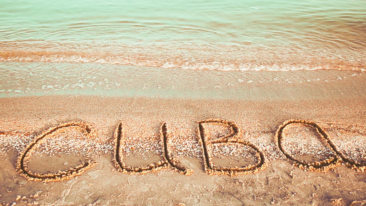 La inscripción 'Cuba' en la arena de la playa