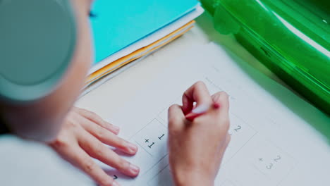 padre ayuda a la hija, contando y matemáticas tarea