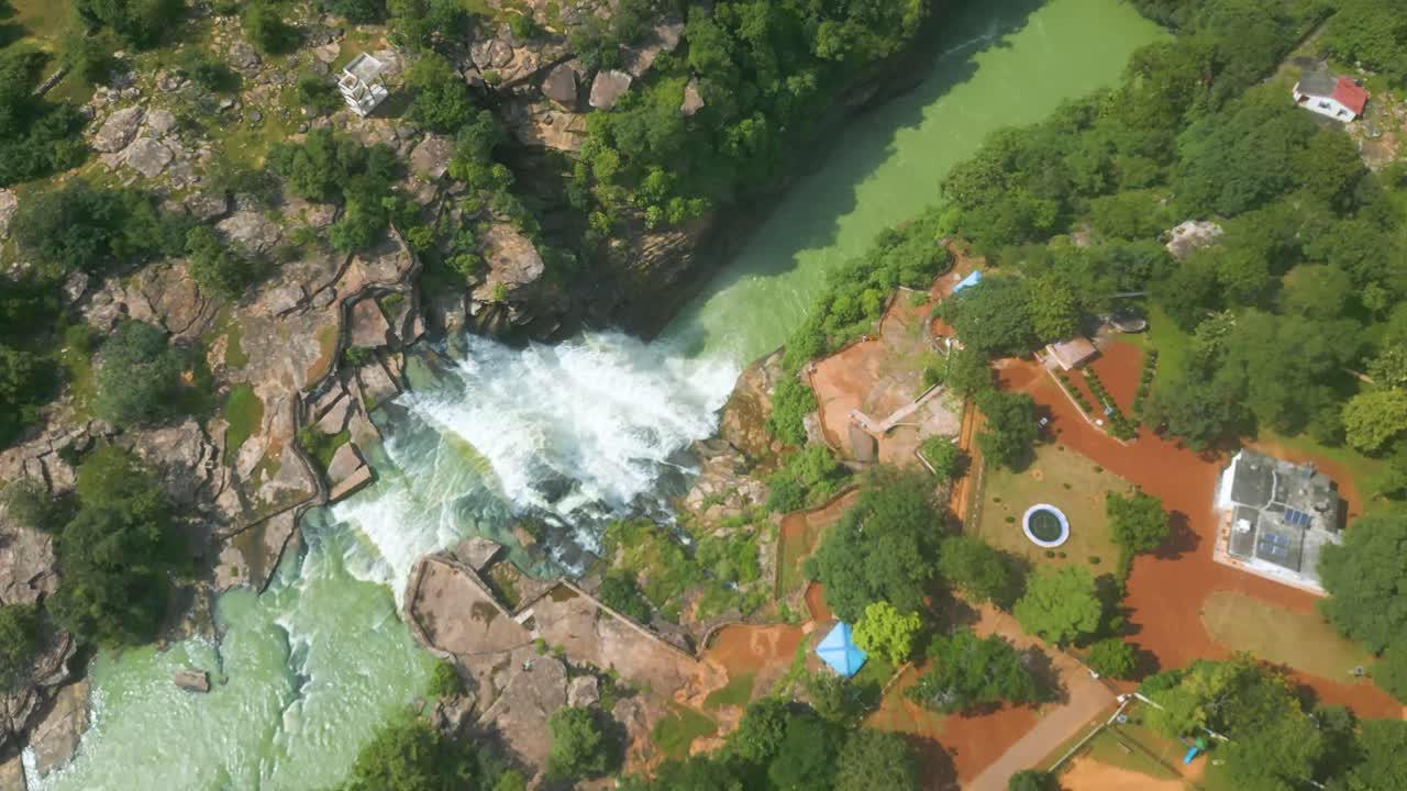 cascada rajdari devdari y la presa latif shah y el lago chandraprabha vista aérea