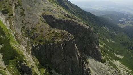 hermoso acantilado cerca de vodopad skok en la alta montaña tatras en eslovaquia - toma aérea