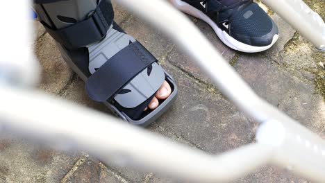 pie lesionado con soporte y muletas