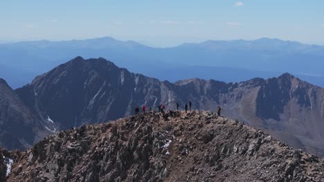 picos colegiados pico huron cumbre cumbre 14er caminata escalada verano otoño montañas rocosas colorado drone aéreo tres apóstoles montaña de hielo la plata buena vista cielo azul soleado círculo de nieve paralaje derecho