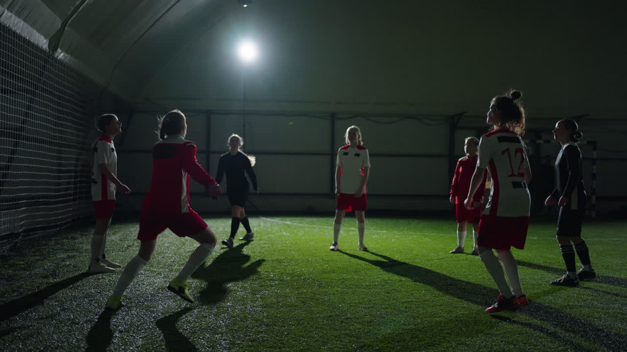 여자 축구 선수 들 이 실내 에서 훈련 하고 있다