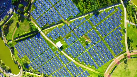 Toma-Aérea-De-Pájaros-De-La-Granja-De-Paneles-Solares-Renovables-En-El-Campo-De-Hierba-Durante-El-Día-Soleado-En-El-Sudeste-Asiático