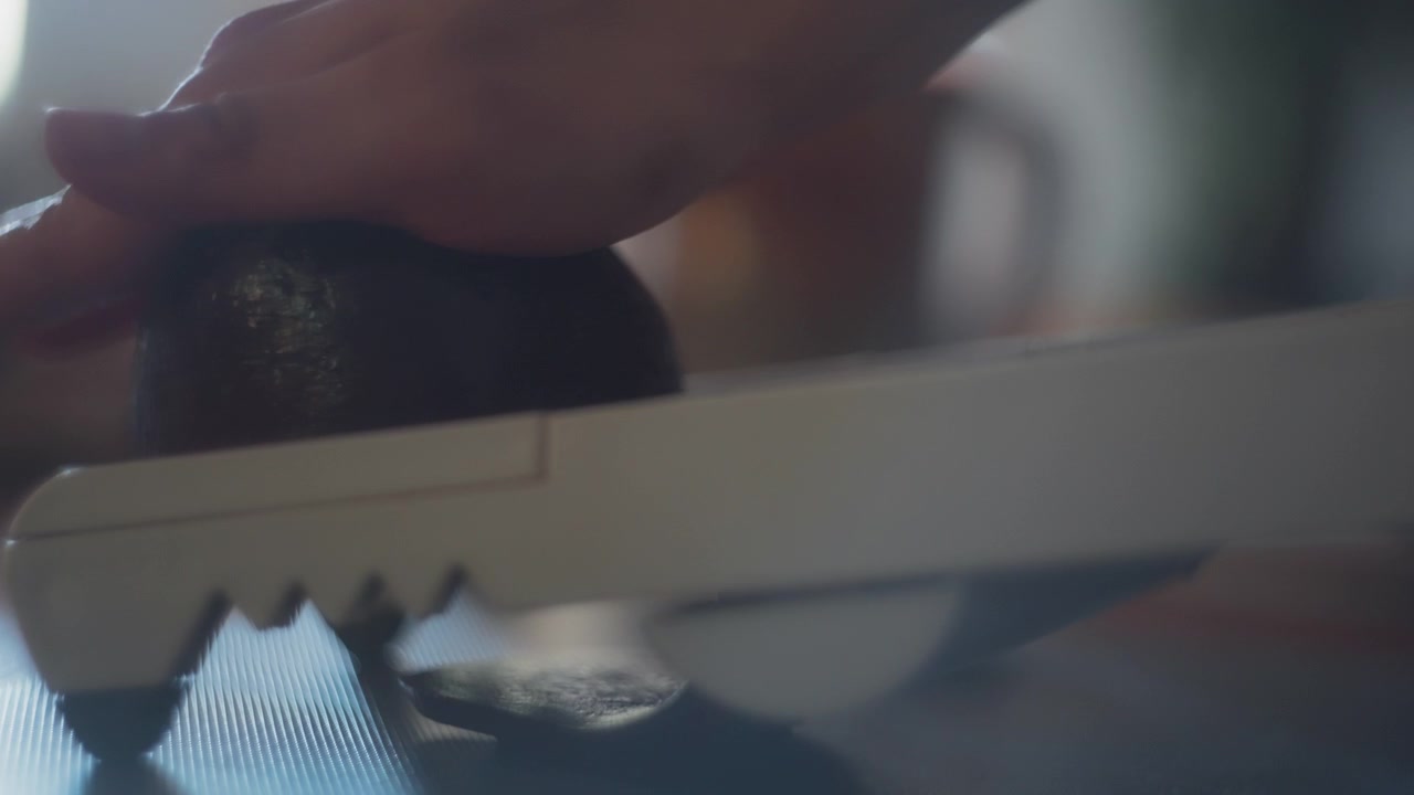 Chef cortando remolachas cocidas en una rebanadora