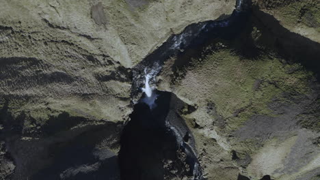 Vista-Aérea-De-Arriba-Hacia-Abajo-De-La-Cascada-Kvernufoss-Islandia