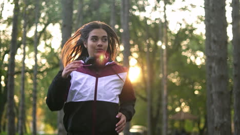 mujer corriendo en el bosque