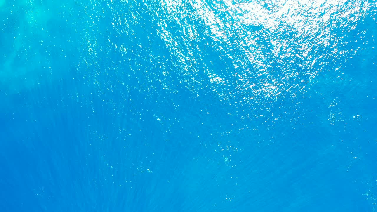 더운 여름날, 카리브해에서 햇빛을 반사하는 맑고 활기찬 물이 있는 아름다운 추상적 푸른 바다 질감