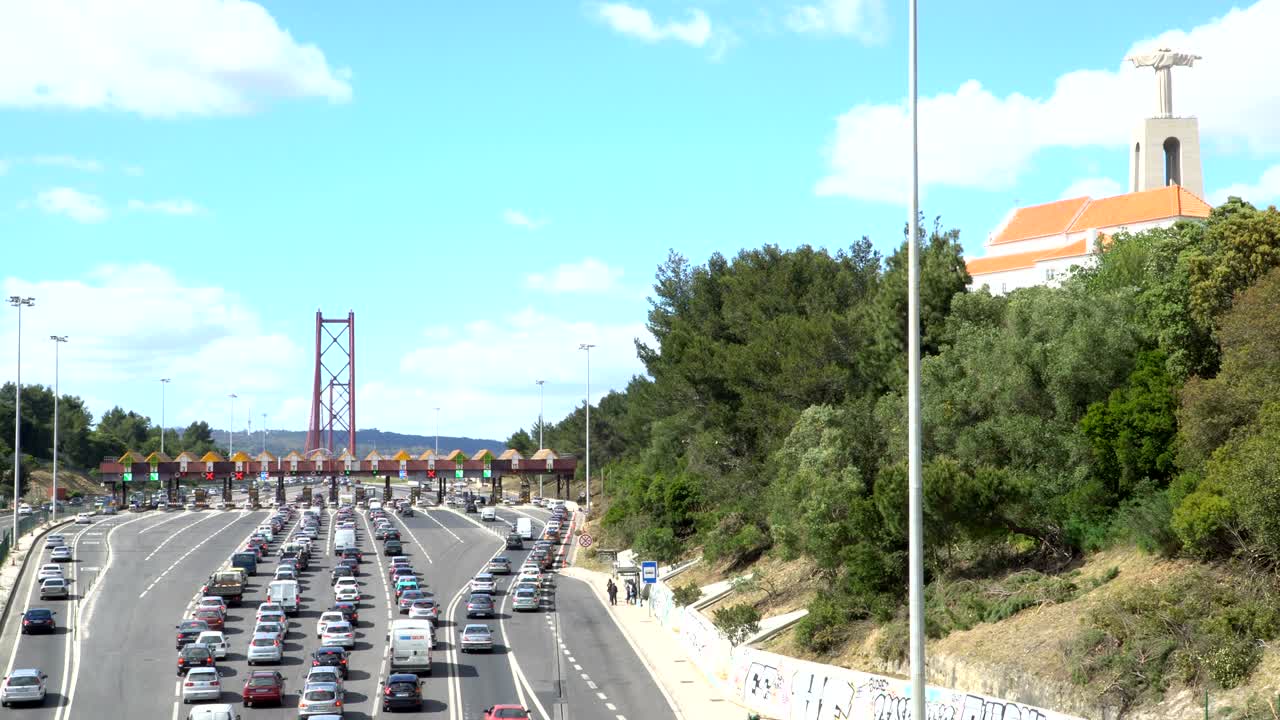 coches que pasan por el punto de la autopista de peaje, estación de peaje cerca del puente. lisbona, portugal