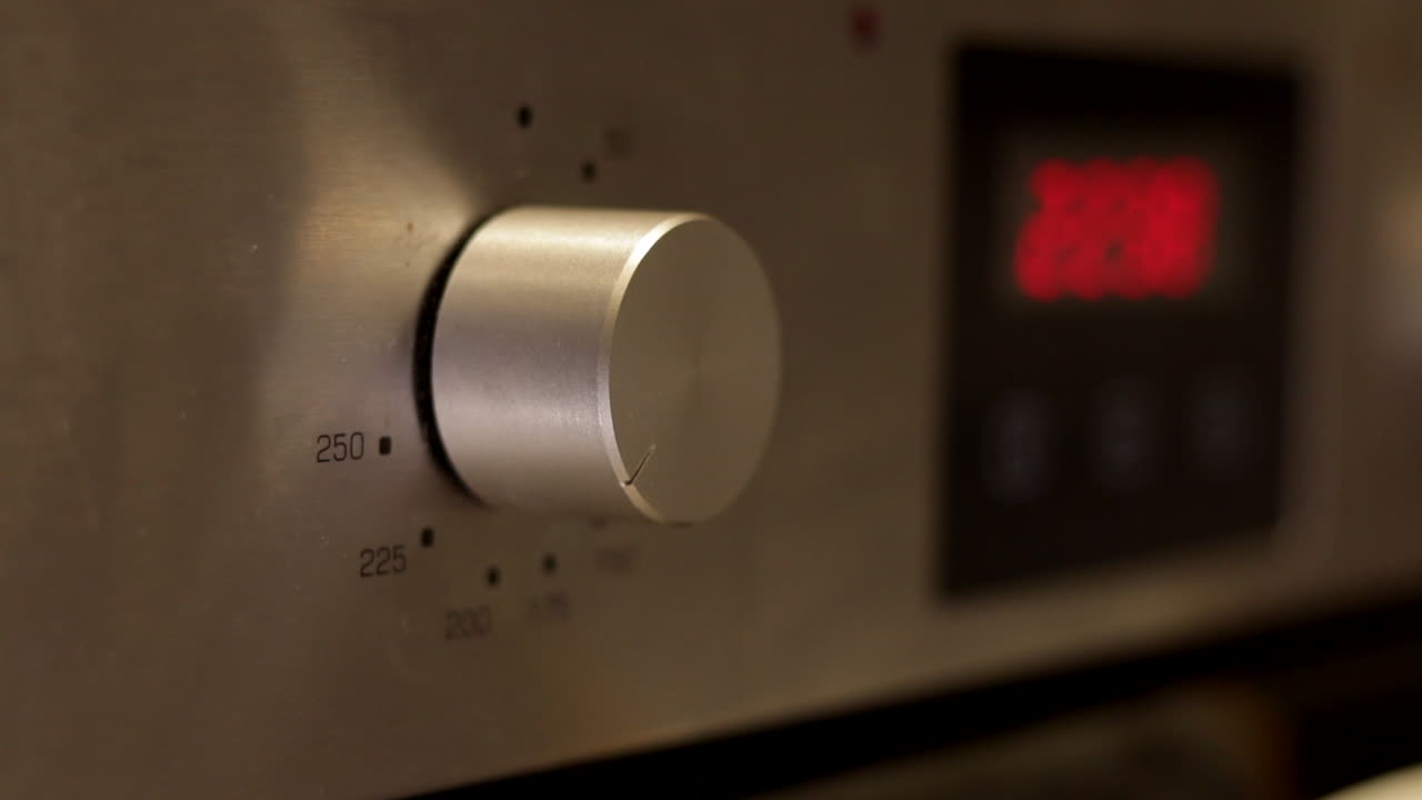 una mano subiendo la temperatura en un exceso