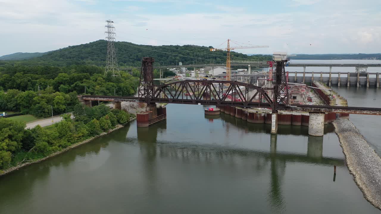 Impresionantes imágenes 4K de dron de la Presa Chickamauga, mostrando su estructura, el río Tennessee y su belleza escénica. Perfecto para proyectos de infraestructura, viajes o historia.