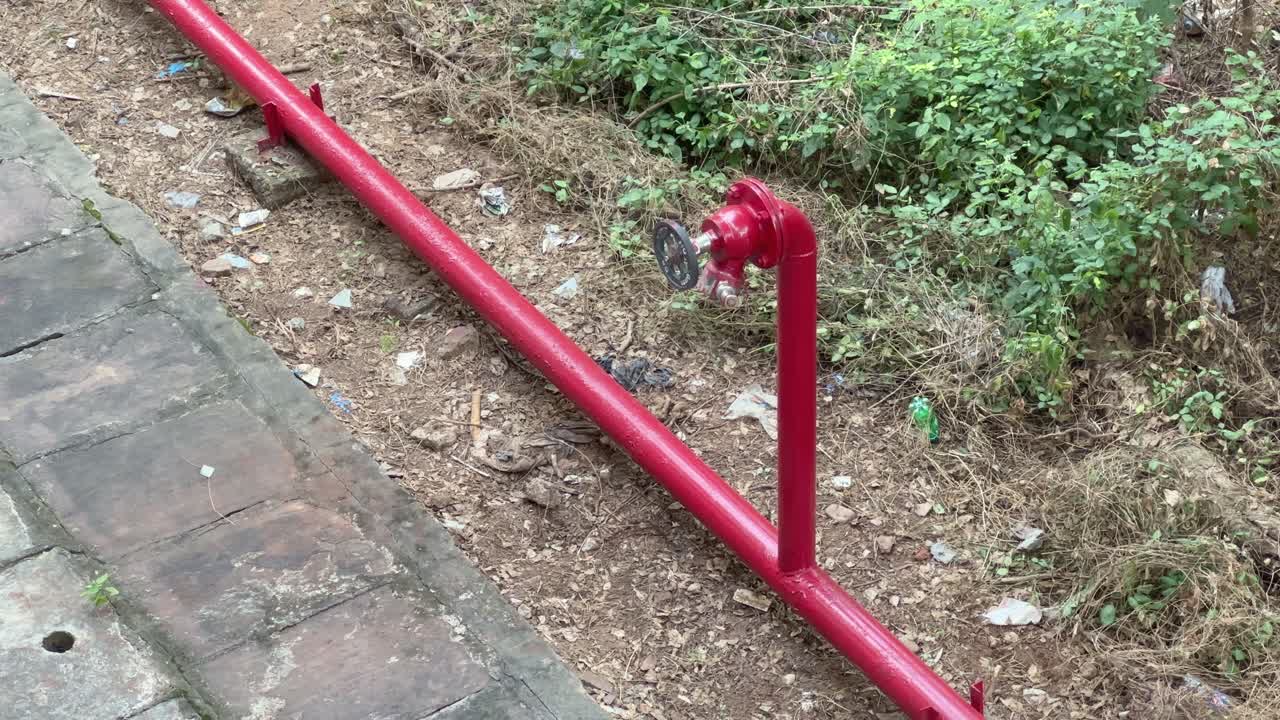 Idrante antincendio rosso e tubo