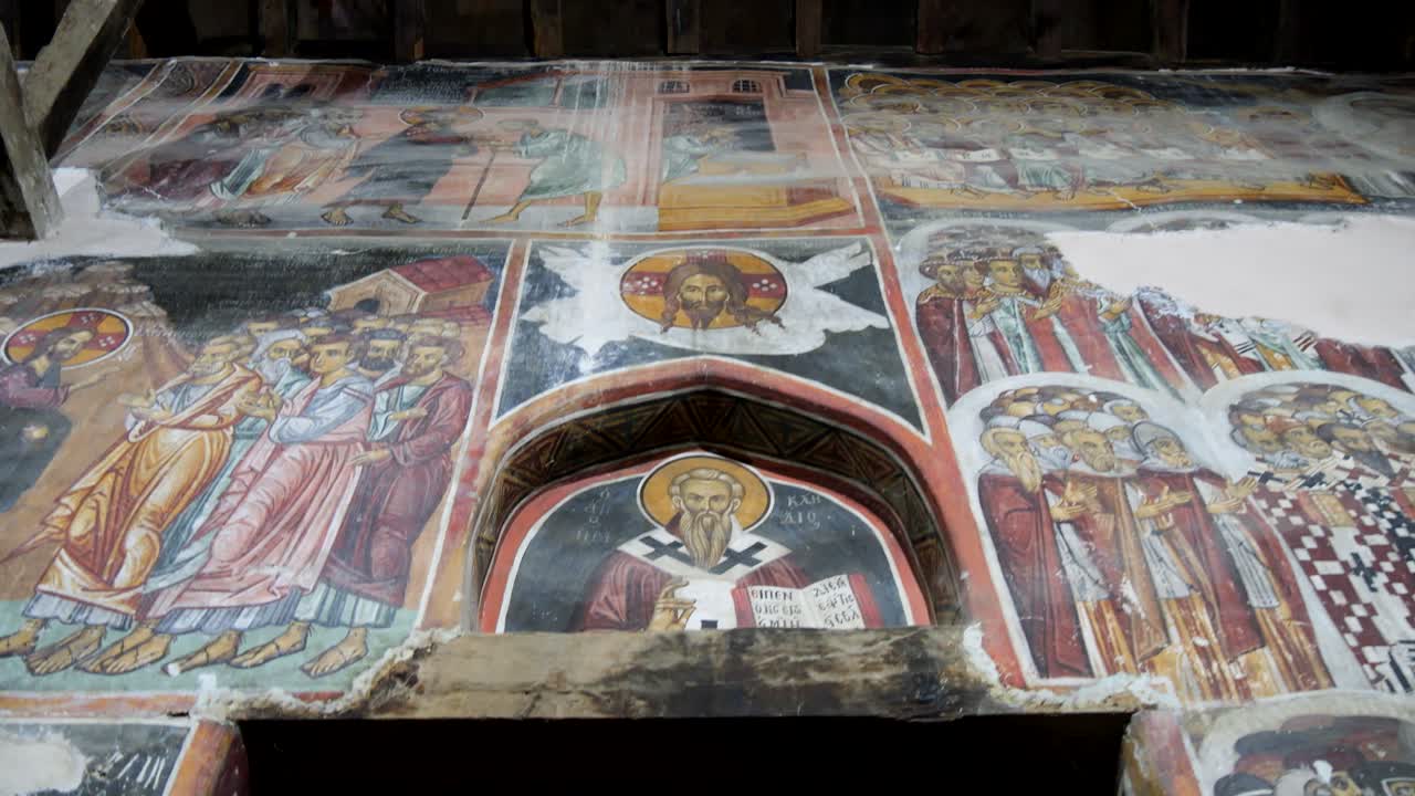 murales ornamentados dentro de una antigua iglesia ortodoxa griega