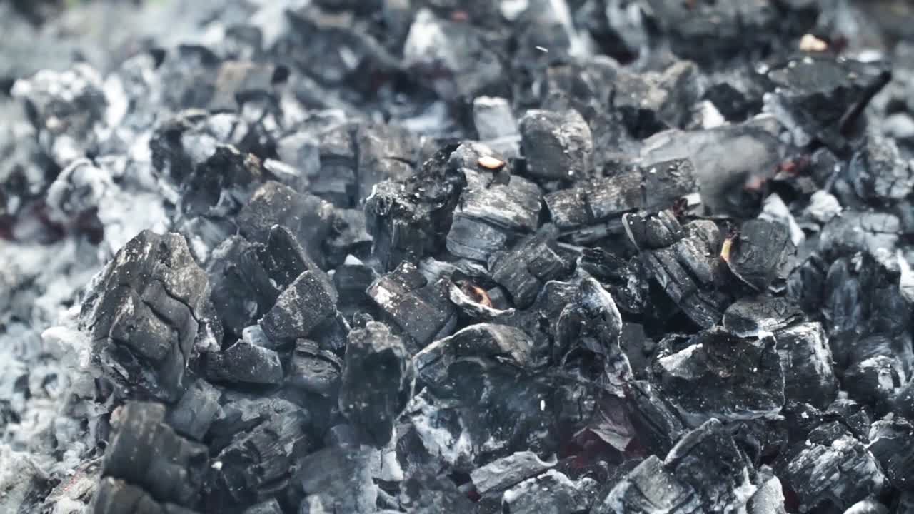 연기가 피어오르는 재, 클로즈업 샷, 손으로 잡고