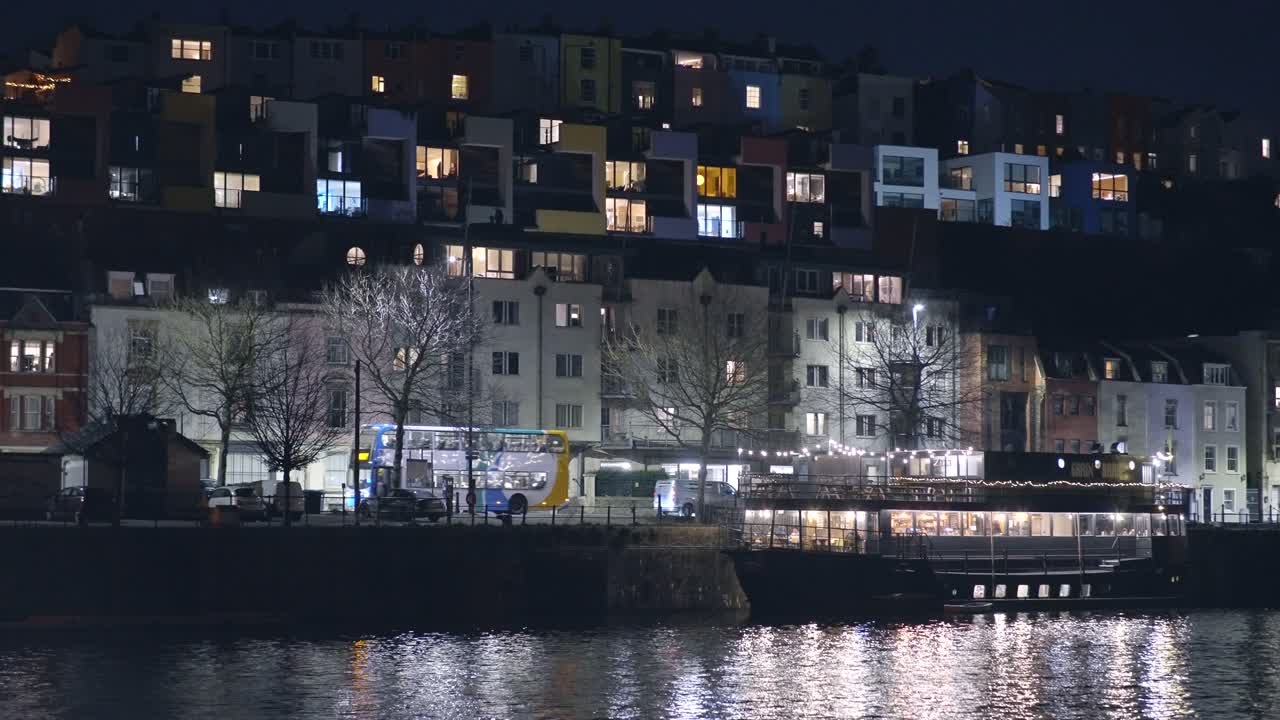 ホットウェルズ・ロード (bristol harbourside) から見た夜の景色