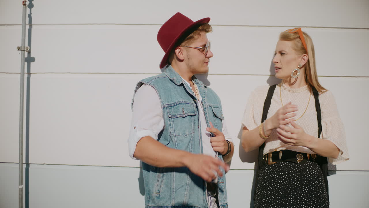 пара в ретро-стиле позирует.