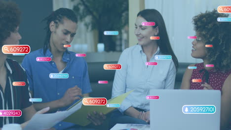 animación de iconos de las redes sociales contra diversos colegas discutiendo en la sala de reuniones de la oficina