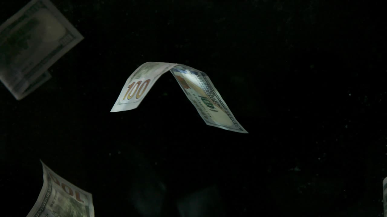 흑색 바탕에 떨어지는 캐나다 달러 지폐, 4k 로 루프가 가능, 고품질의 달러 지폐가 떨어지는 4k 로 러프가 가능