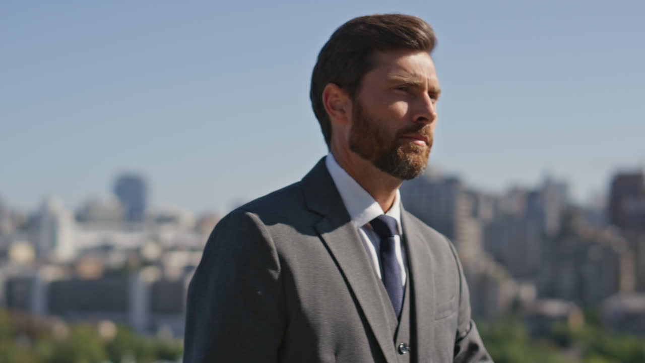 un caballero confiado posando en la calle en un traje elegante de cerca. retrato de un hombre de negocios