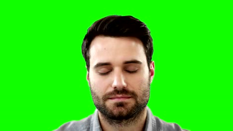 hombre relajándose con los ojos cerrados