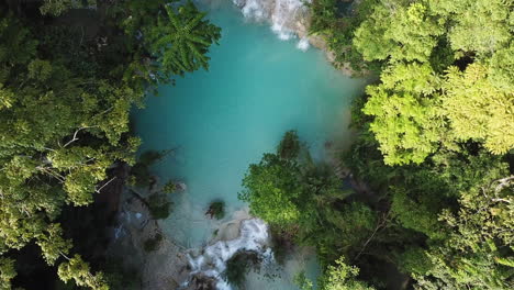 Colorida-Cascada-Exótica-Y-Paisajes-Aéreos-De-La-Selva,-Vista-De-Pájaro-De-Arriba-Hacia-Abajo