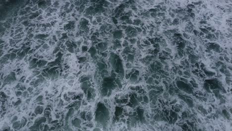Eine-Luftaufnahme-Mit-Blick-Auf-Das-Meer-Mit-Anrollenden-Wellen