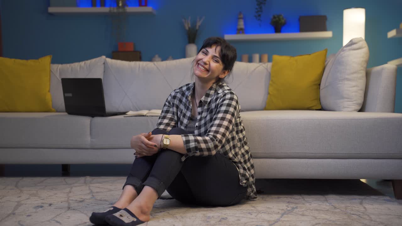 카메라를 바라보는 기 ⁇ 을 경험하는 여성.