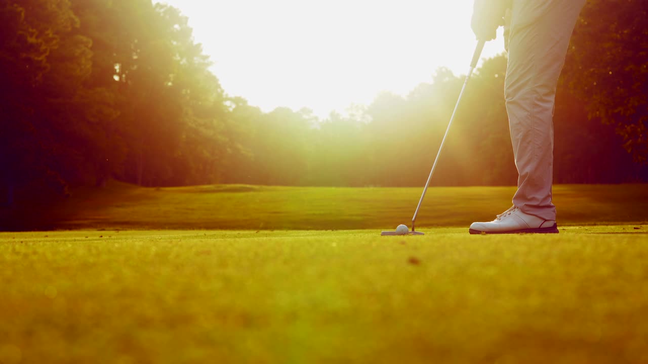 골프 스포츠 개념: 골퍼가 밝은 해가 지는 아름다운 골프 코스에서 골프 공을 구으로 던져 우승자에게.