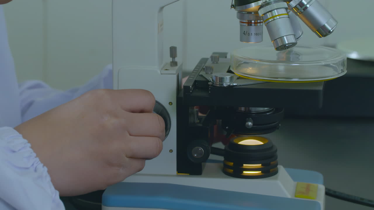 laboratorio microscopio con copia científico espacial analizar muestras bioquímicas en laboratorios científicos avanzados