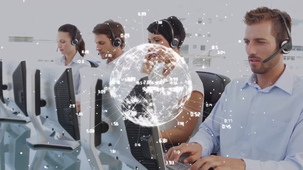 animación del globo y conexiones sobre personas de negocios que usan auriculares