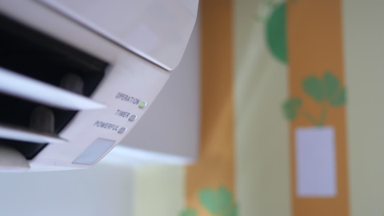 primer plano de una unidad de aire acondicionado blanca con panel de control