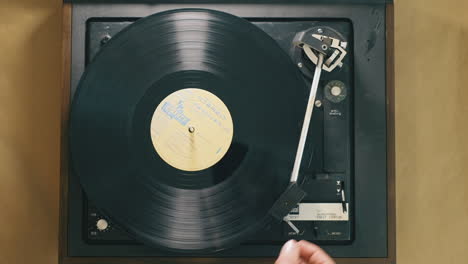 Fotografía-Cenital-De-Un-Tocadiscos-Antiguo-Girando-Un-Disco-LP