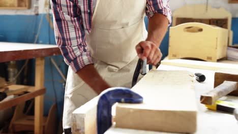 Tischler-Arbeitet-An-Seinem-Handwerk